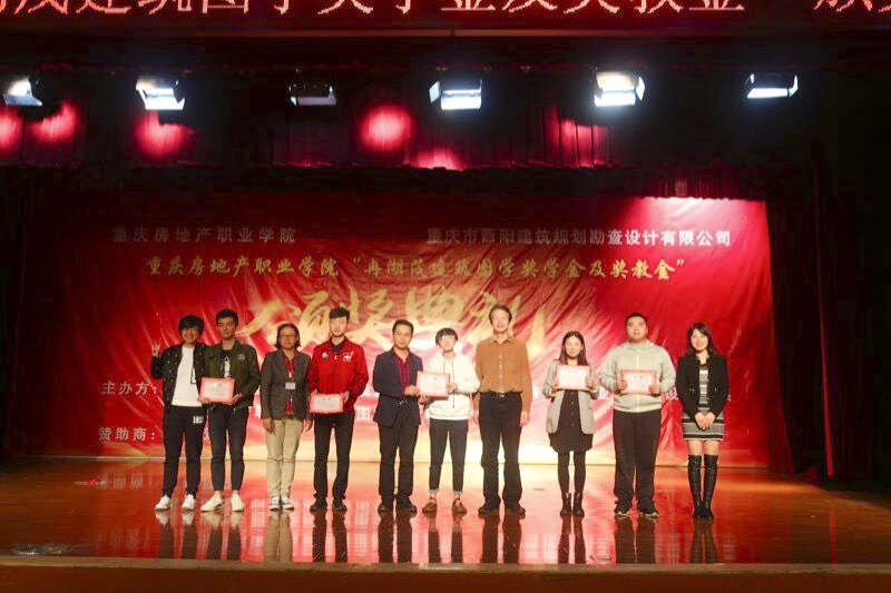 为新一届图学协会学生干部颁发聘书.jpg