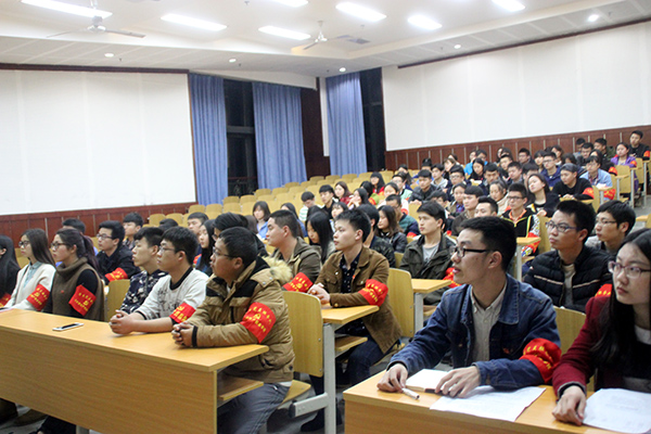 澳门最新网站游戏入口组织学生学习宣传中央“两会”精神 (2).jpg